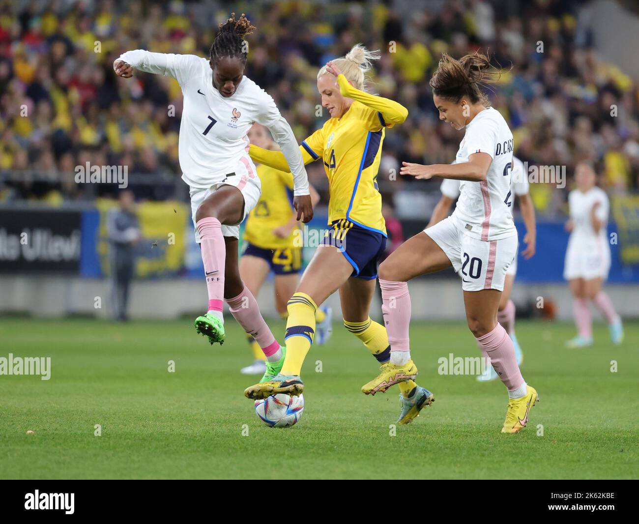 Die Schwedin Nathalie Bjorn kämpft am 11. Oktober 2022 im schwedischen Gamla Ullevi in Göteborg um den Ball gegen die französische Ouleymata Sarr (#7, links) und Delphine Cascarino (#20, rechts). Foto: Adam Ihse / TT / Code 9200 Stockfoto
