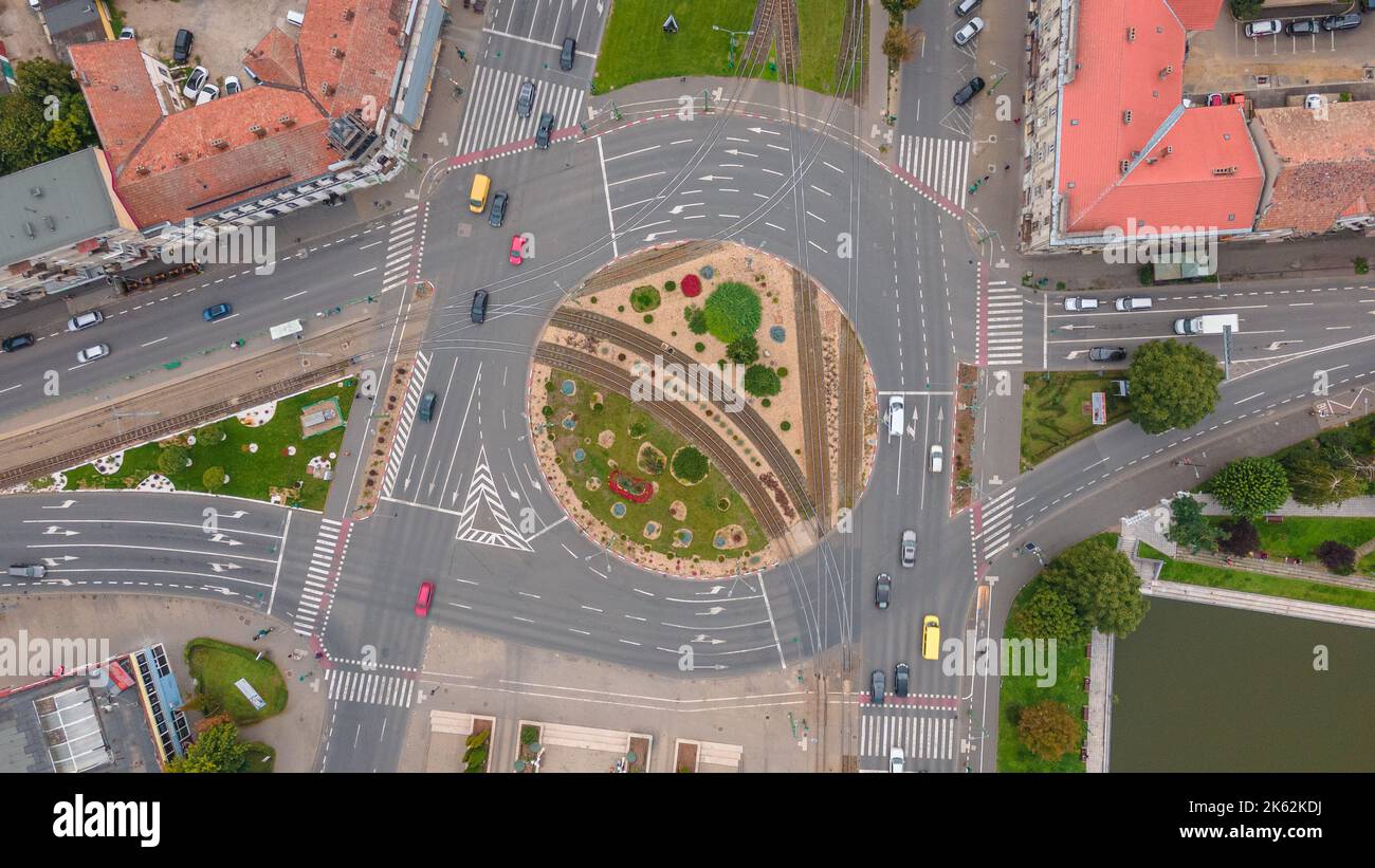 Draufsicht Fotografie eines Verkehrskreisel in einer gekräuselten Stadt. Das Foto wurde von einer Drohne aufgenommen, wobei die Kamera gerade nach unten zeigte. Stockfoto