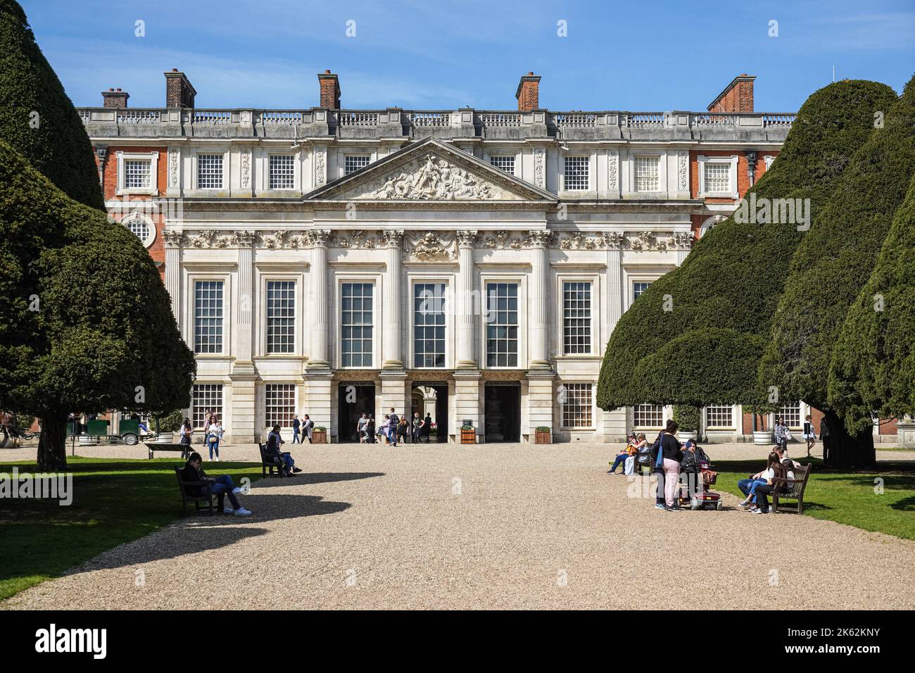 Geformte Bäume im Great Fountain Garden, Hampton Court Palace, Richmond upon Thames, London, England Großbritannien Stockfoto