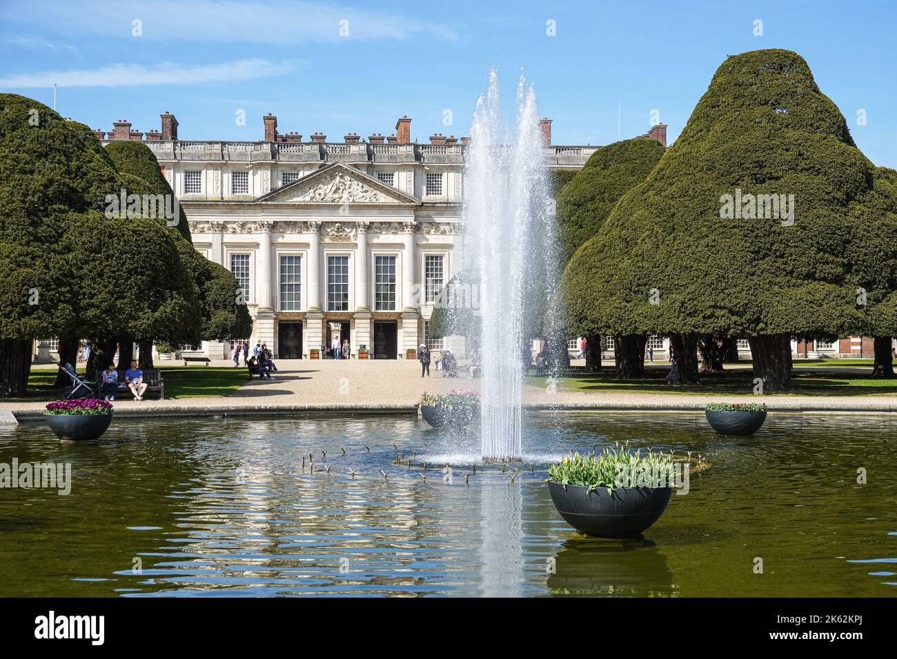 Geformte Bäume im Great Fountain Garden, Hampton Court Palace, Richmond upon Thames, London, England Großbritannien Stockfoto