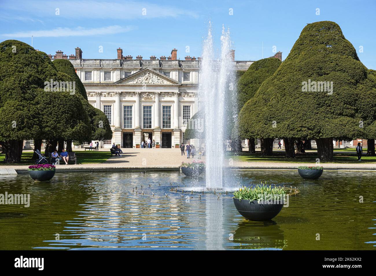 Geformte Bäume im Great Fountain Garden, Hampton Court Palace, Richmond upon Thames, London, England Großbritannien Stockfoto