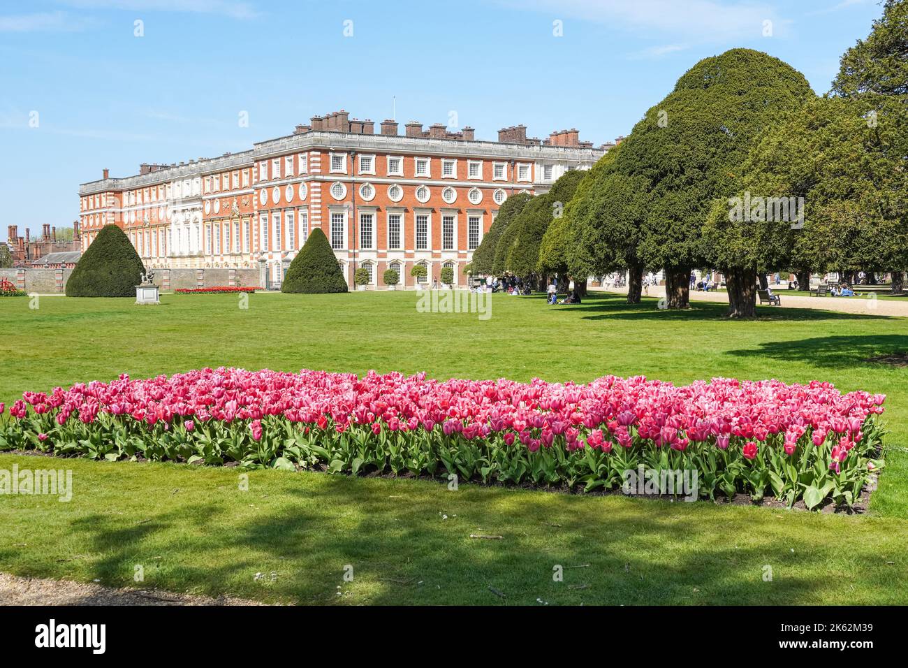 Frühlingsblumen im Great Fountain Garden, Hampton Court Palace, Richmond upon Thames, London, England Großbritannien Stockfoto