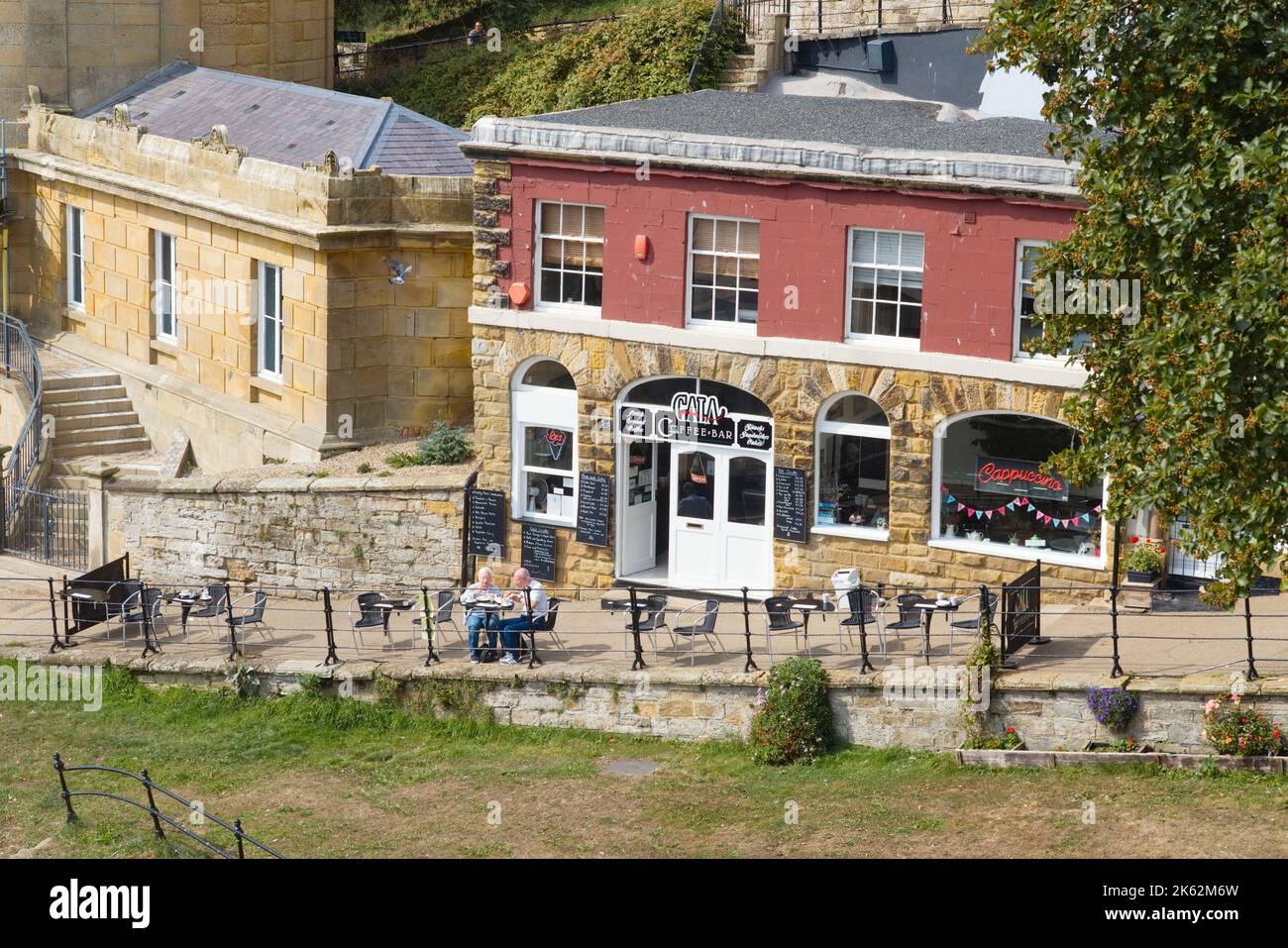 Blick auf die Gala-Café-Bar in der Nähe des Rotunda-Museums in Scarborough Stockfoto