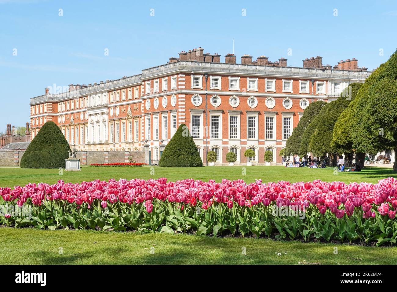 Frühlingsblumen im Great Fountain Garden, Hampton Court Palace, Richmond upon Thames, London, England Großbritannien Stockfoto