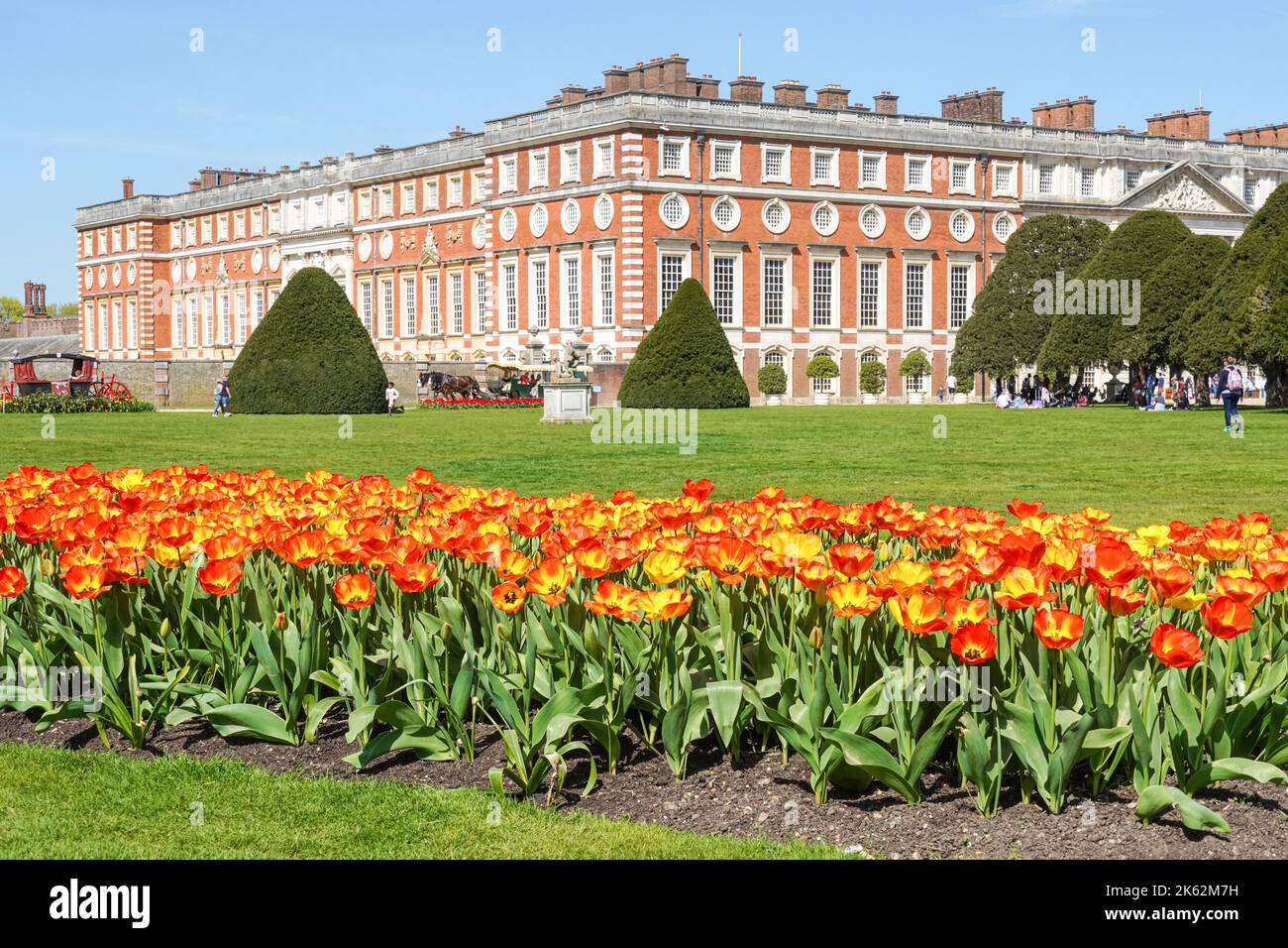 Frühlingsblumen im Great Fountain Garden, Hampton Court Palace, Richmond upon Thames, London, England Großbritannien Stockfoto