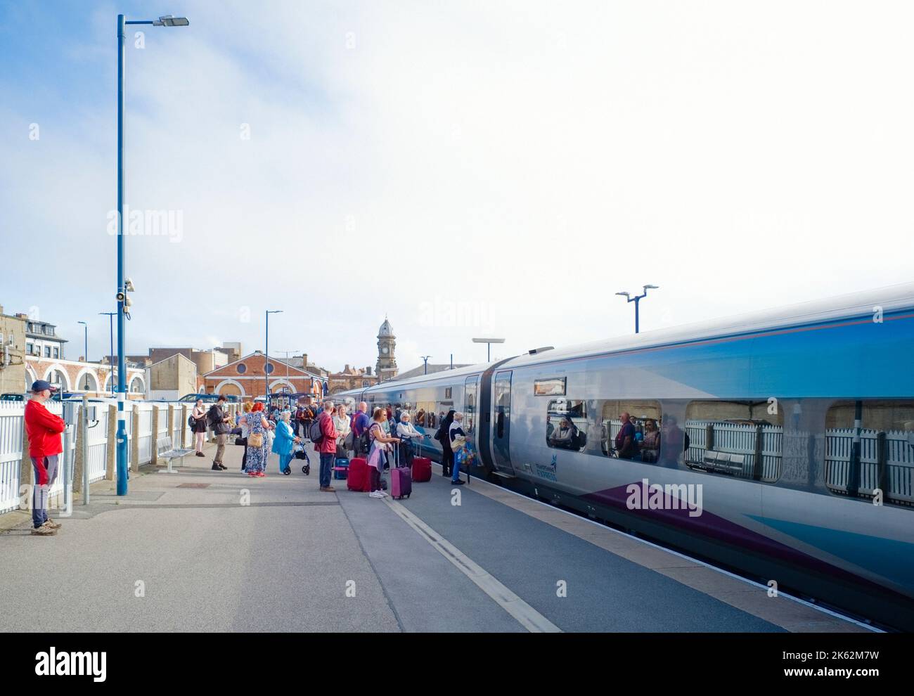 Ältere Menschen warten am Ende des Sommers auf einen Zug von Scarborough nach York Stockfoto