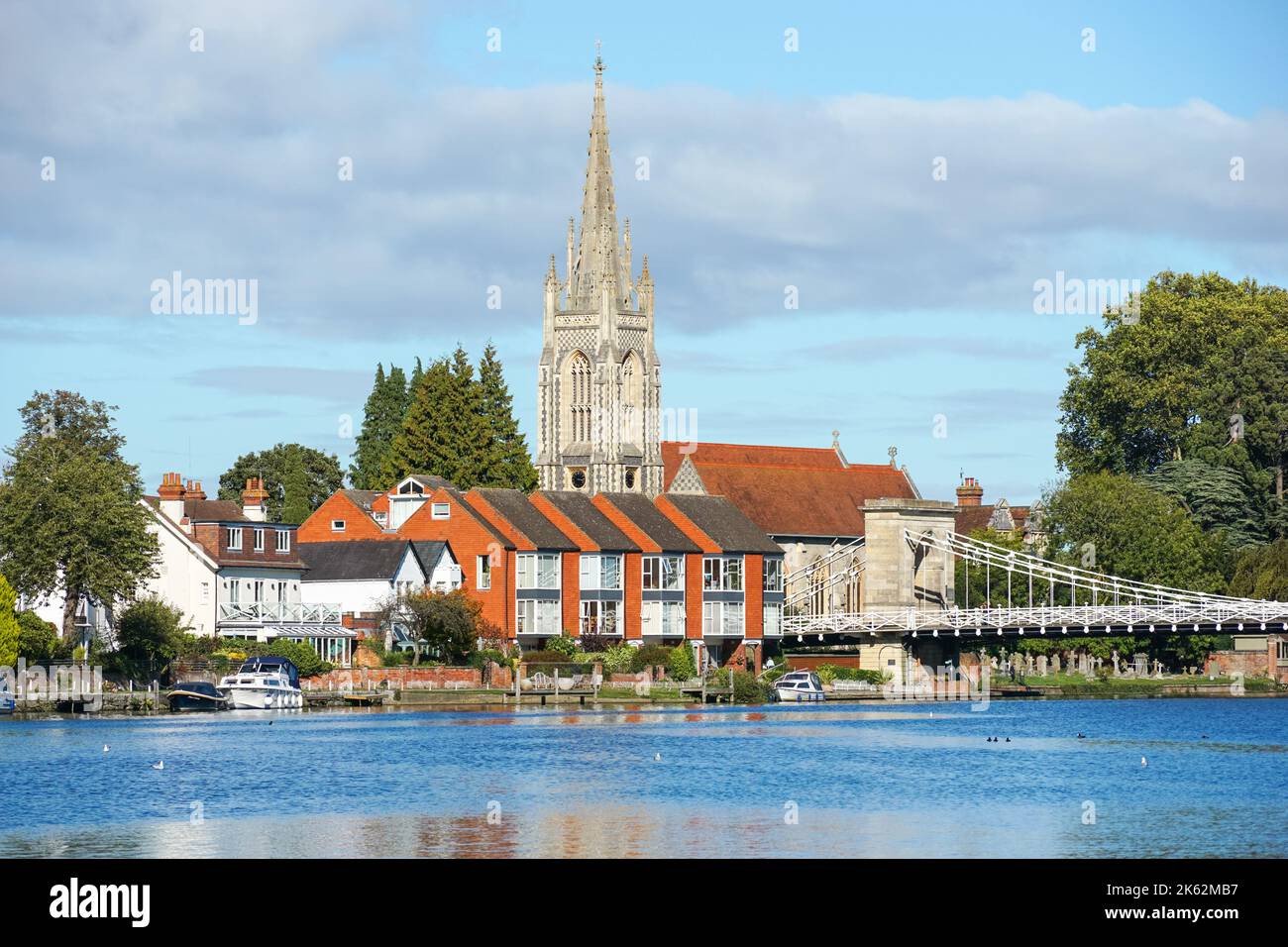 The River Thames and All Saints Church in Marlow, Buckinghamshire, England Vereinigtes Königreich Großbritannien Stockfoto