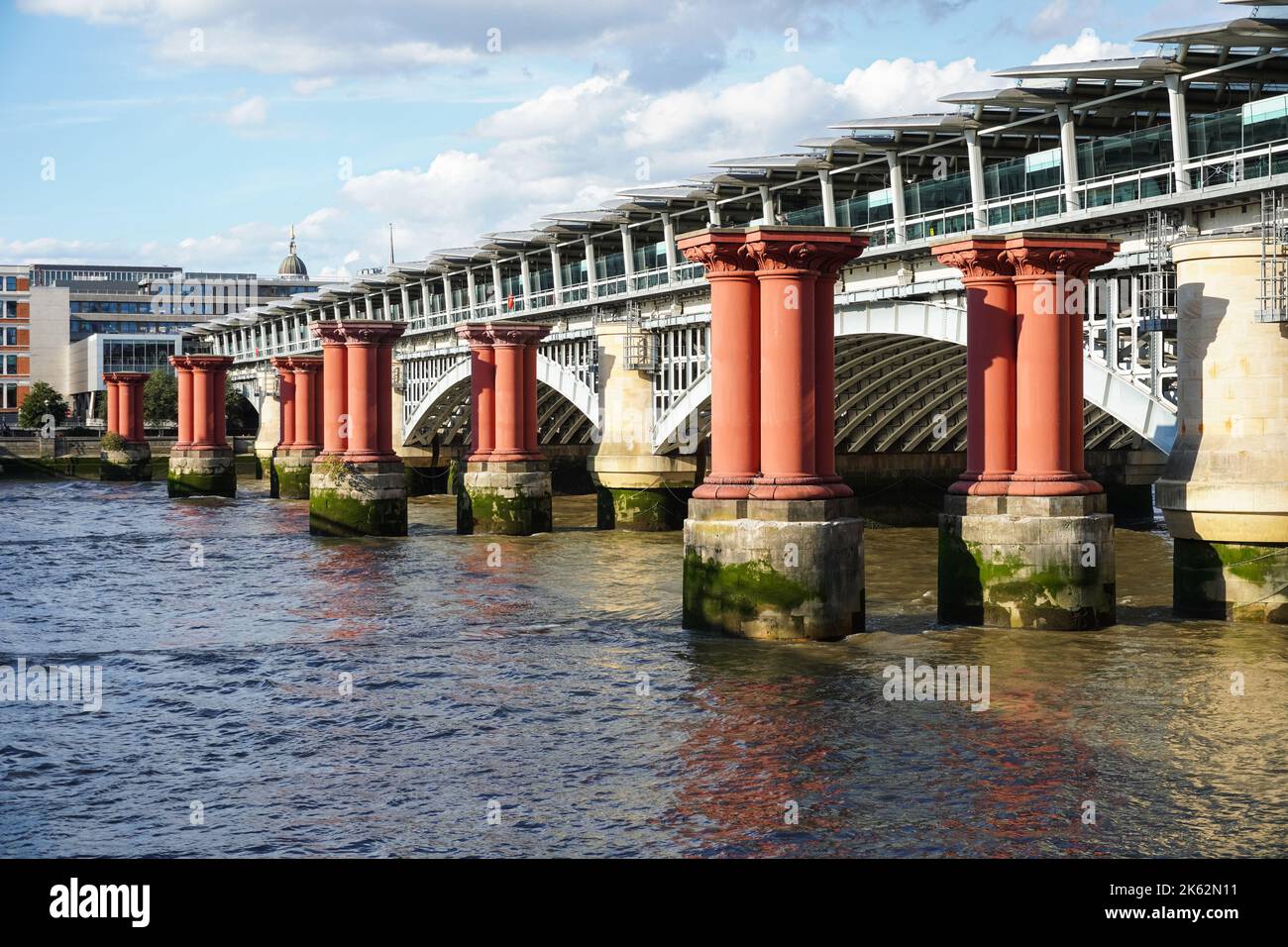 Überreste der alten Blackfriars Railway Bridge mit einem Blackfriars Wolkenkratzer im Hintergrund, London England Großbritannien Stockfoto