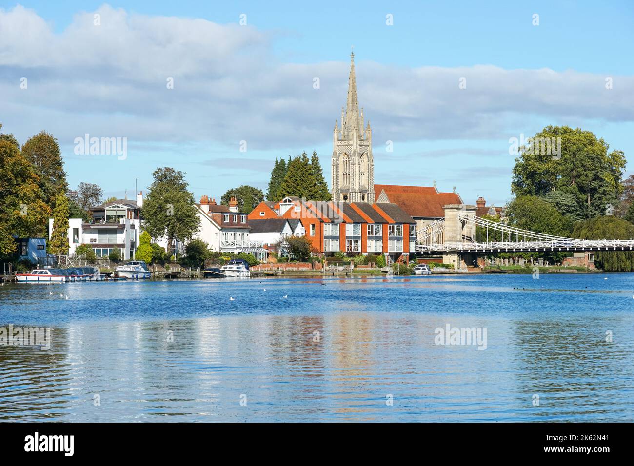The River Thames and All Saints Church in Marlow, Buckinghamshire, England Vereinigtes Königreich Großbritannien Stockfoto