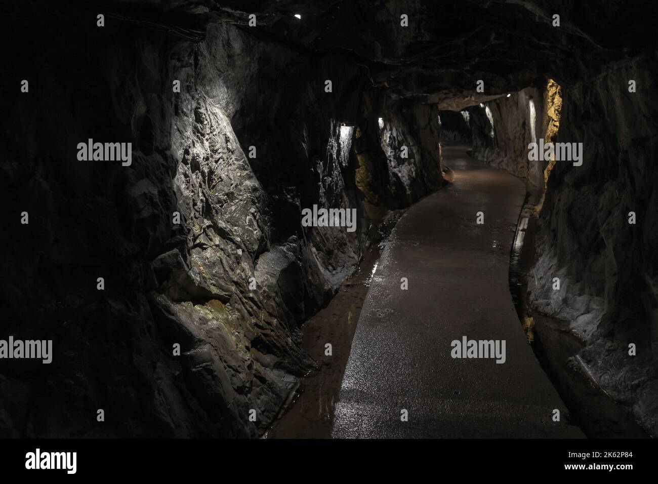Dunkler Tunnel aus verlassenen unterirdischen Marmorbrüchen. Ruskeala, Republik Karelien, Russland Stockfoto