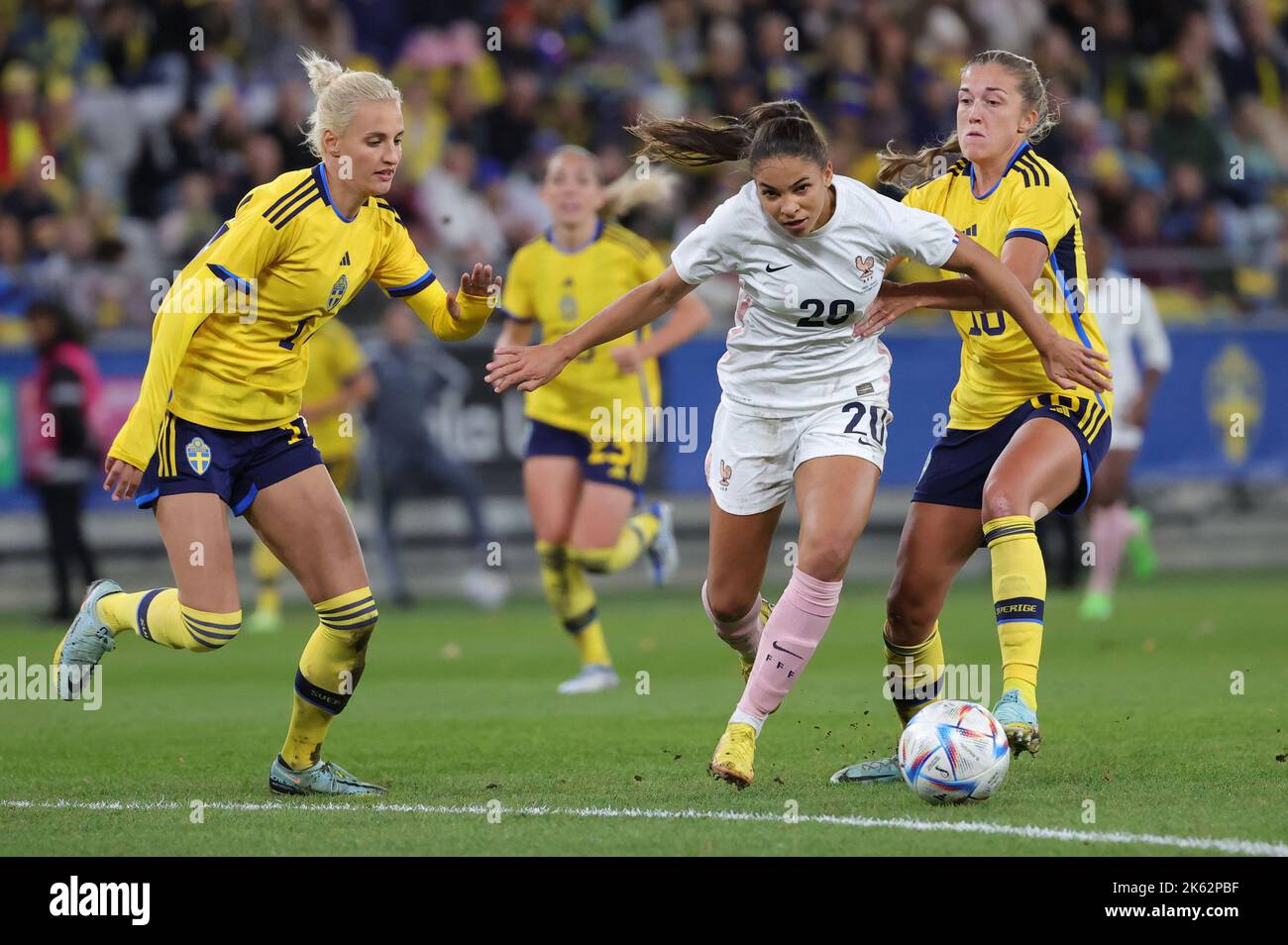 Die französische Delphine Cascarino kämpft am 11. Oktober 2022 in Gamla Ullevi in Göteborg, Schweden, gegen die Schwedin Nathalie Bjorn (L) und Filippa Angeldahl (R) während der Freundschaftsspur der Frauen zwischen Schweden und Frankreich. Foto: Adam Ihse / TT / Code 9200 Stockfoto