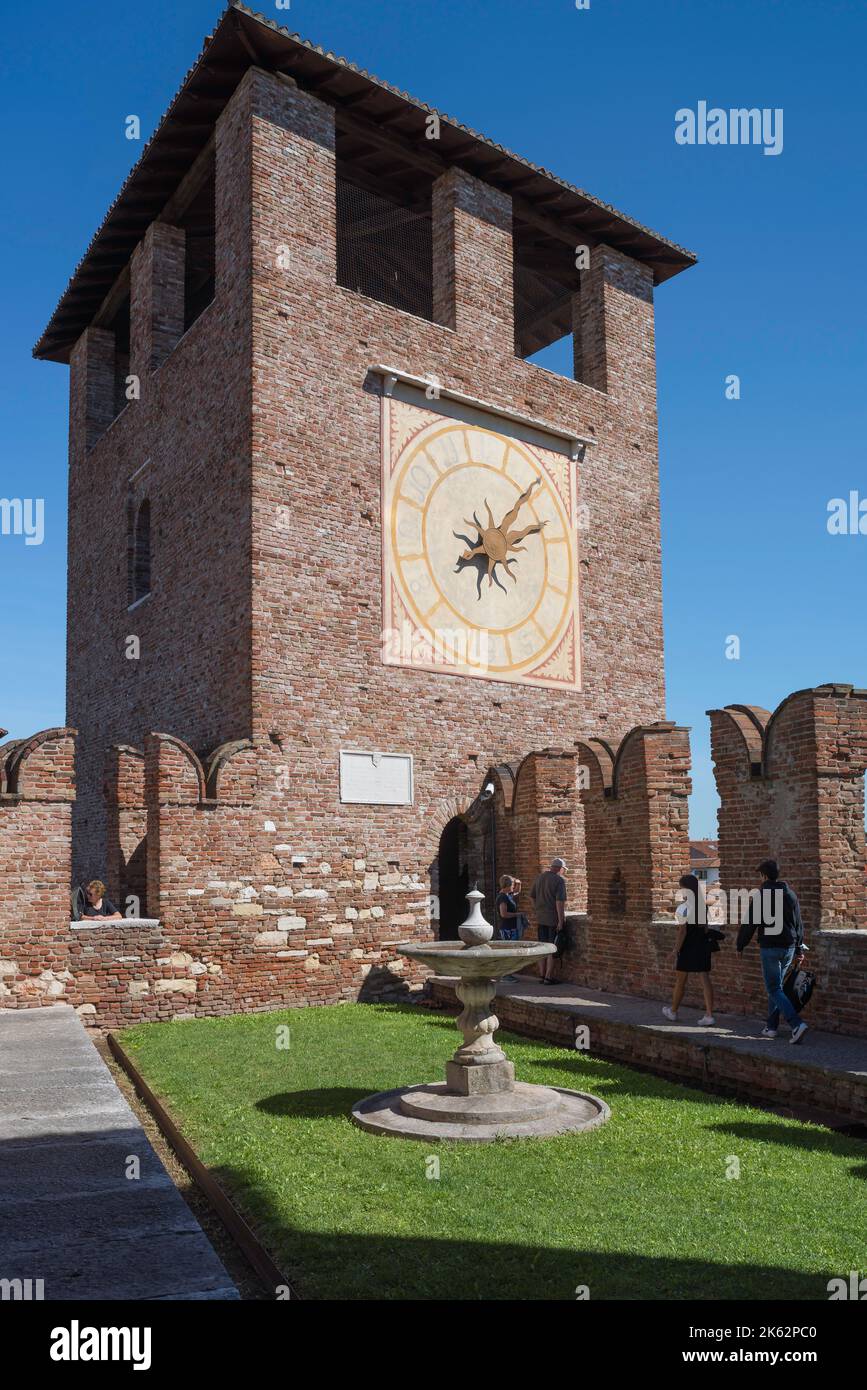 Mittelalterlicher Uhrenturm, Blick im Sommer auf eine mittelalterliche Uhr, die auf einem Turm in der Südwestwand der Festung Castelvecchio aus dem 14.. Jahrhundert in Verona steht Stockfoto