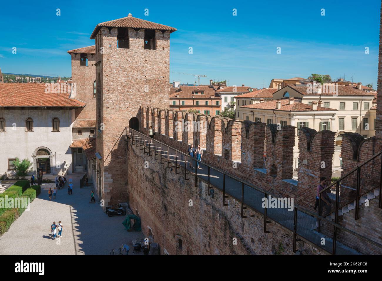Castelvecchio Verona, Blick im Sommer auf Türme und Zinnen entlang der südöstlichen Wand der Festung Castelvecchio - heute ein Museum - Verona, Italien Stockfoto