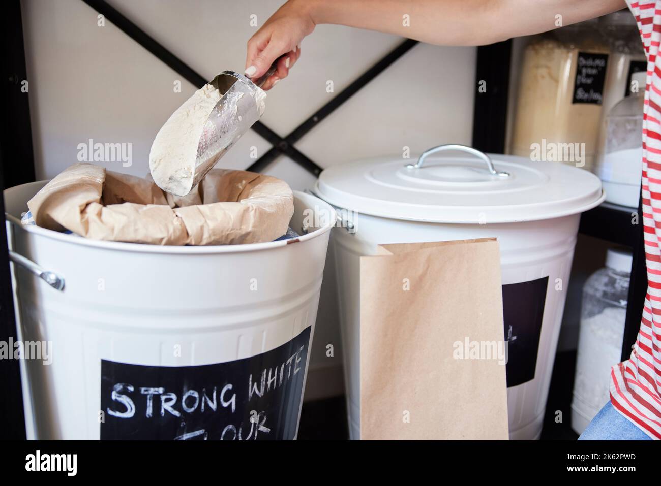 Kunden Füllen Papiertüte Mit Mehl In Kunststoff-Freien Lebensmitteln Lebensmittelgeschäft Stockfoto
