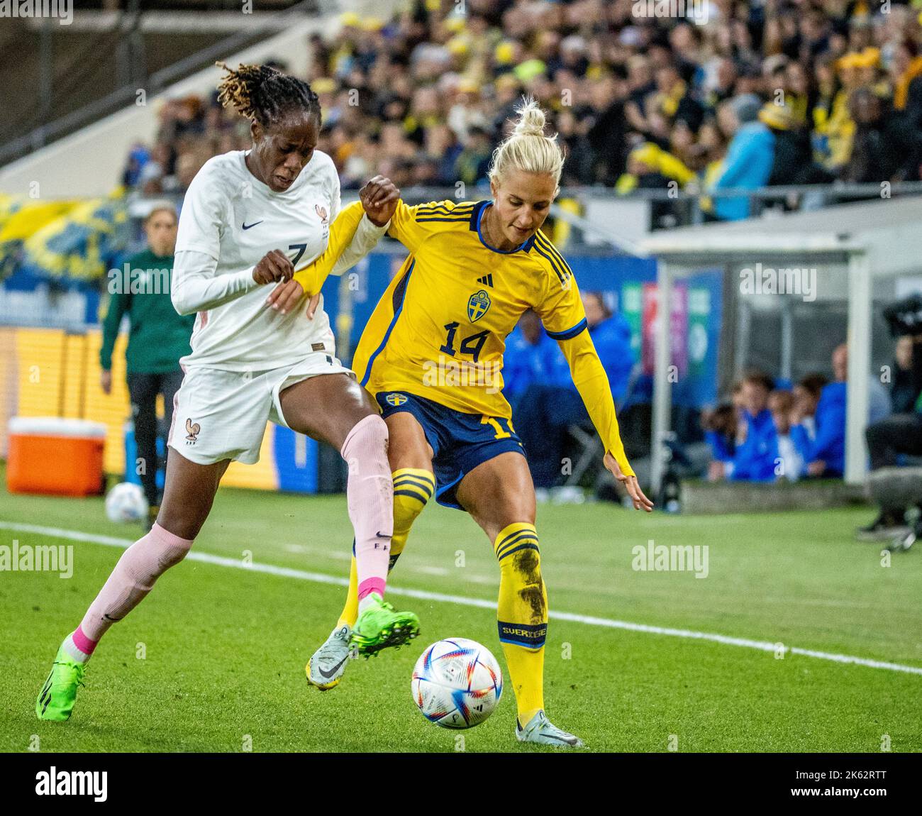 Die französische Ouleymata Sarr und die schwedische Nathalie Bjorn kämpfen während der Freundschaftsspielzeit der Frauen zwischen Schweden und Frankreich am 11. Oktober 2022 in Gamla Ullevi in Göteborg, Schweden, um den Ball. Foto: Adam Ihse / TT / Code 9200 Stockfoto