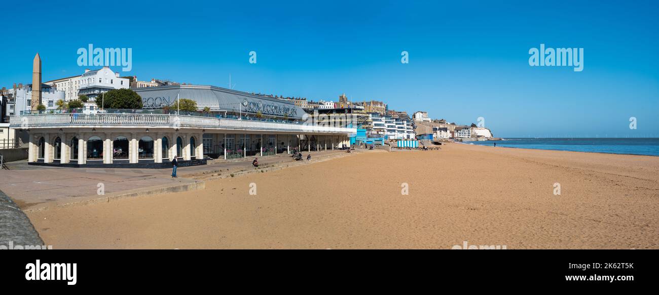 Ramsgate, Großbritannien - Okt 11 2022 Panoramabild des Hauptsandstrandes von Ramsgate an einem hellen Herbsttag, einschließlich des Restaurants Weatherspoons. Stockfoto