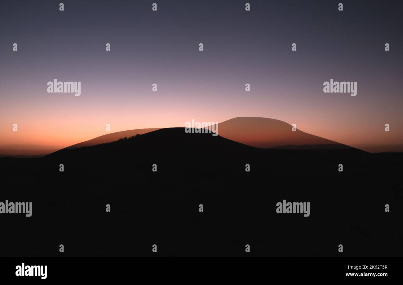 Imperial Sand Dunes, Doppelbelichtung, Dämmerung, Sonnenuntergang, nach Einbruch der Dunkelheit, Einbruch der Dunkelheit, Südkalifornien, USA Stockfoto