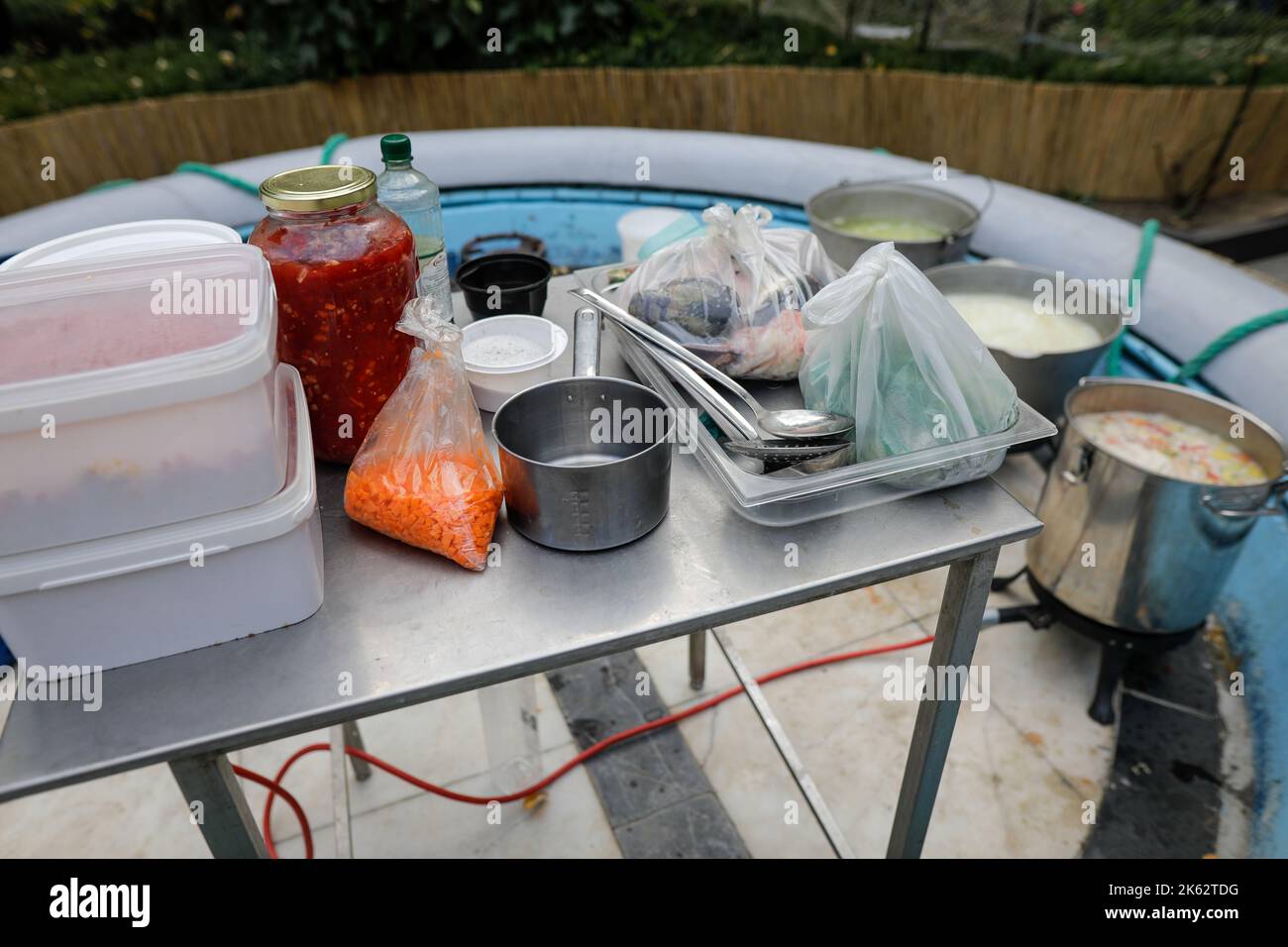 Details zur geringen Schärfentiefe (selektiver Fokus) mit Zutaten und Töpfen, die für die Herstellung einer traditionellen rumänischen Fischsuppe (Ciorba de peste) erforderlich sind. Stockfoto