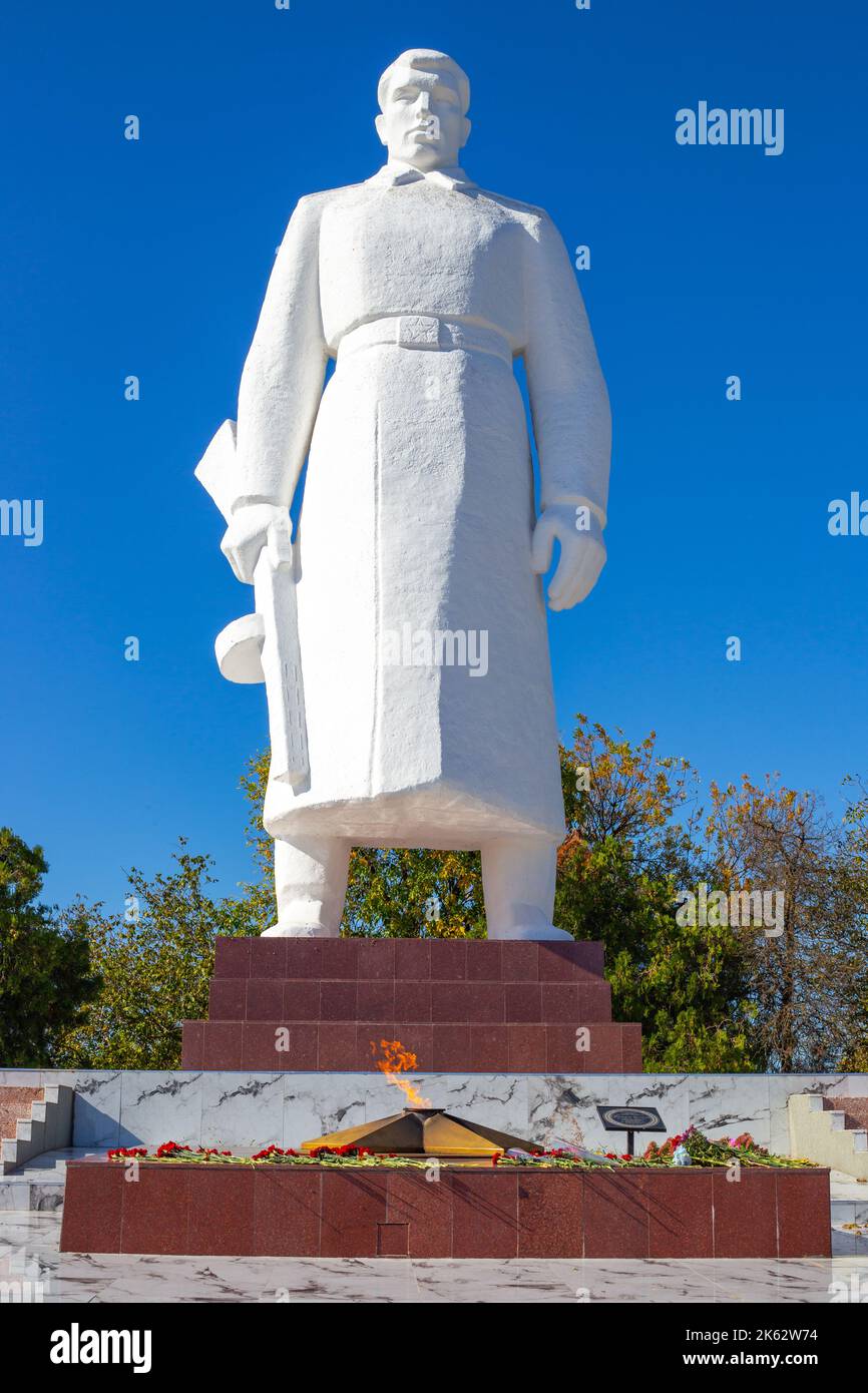 Das Denkmal für sowjetische Soldaten ist eine weiße Steinskulptur eines