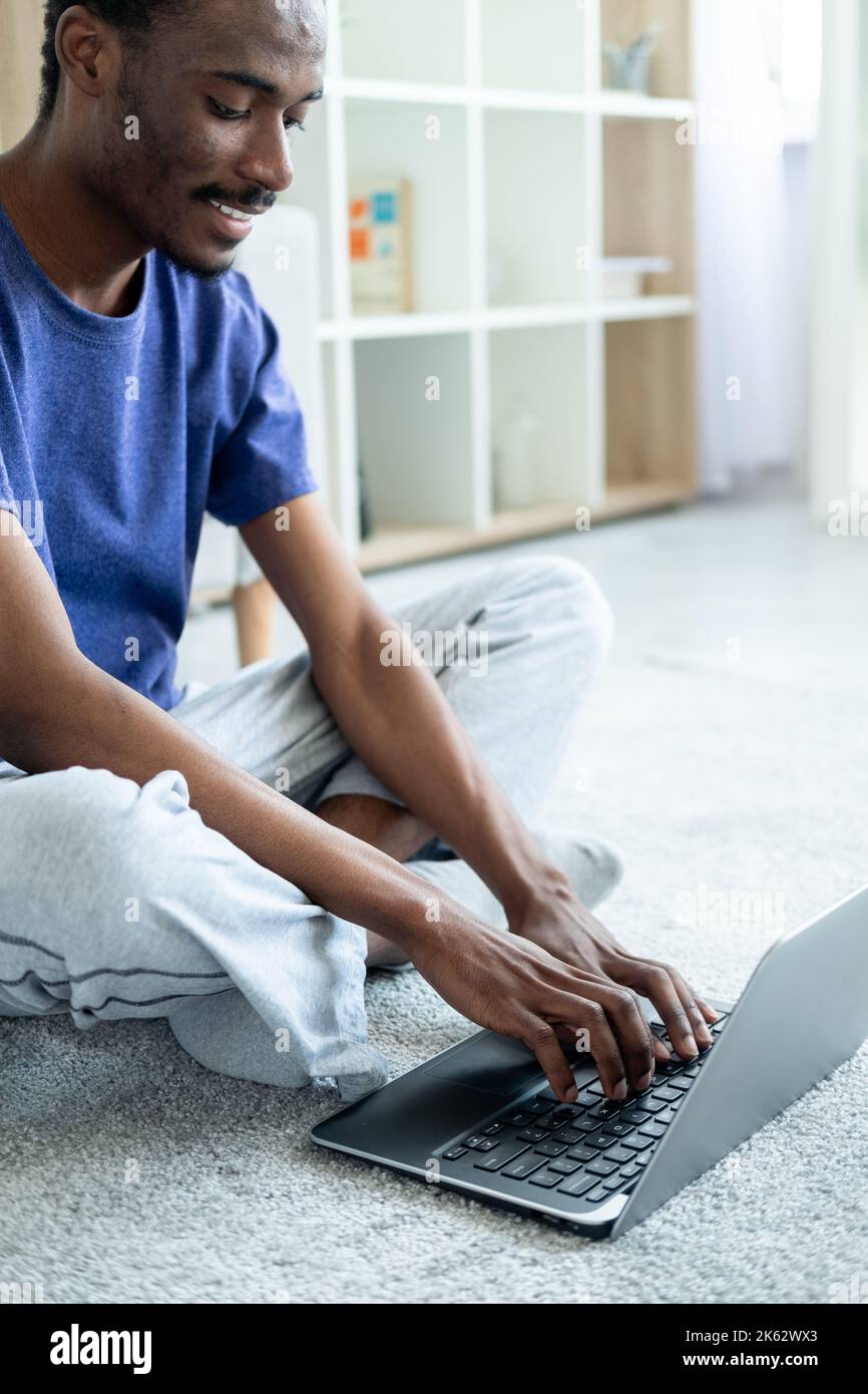 Web-Suche männliche Arbeiter Fernkommunikation Stockfoto