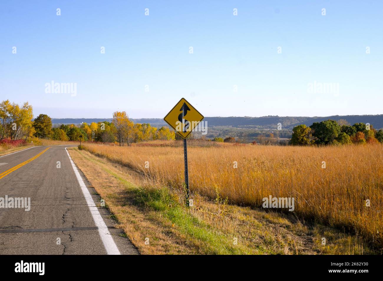 Straßenschild mit Hinweis auf eine Kurve in der Straße, Frontenac State Park, Minnesota, USA Stockfoto