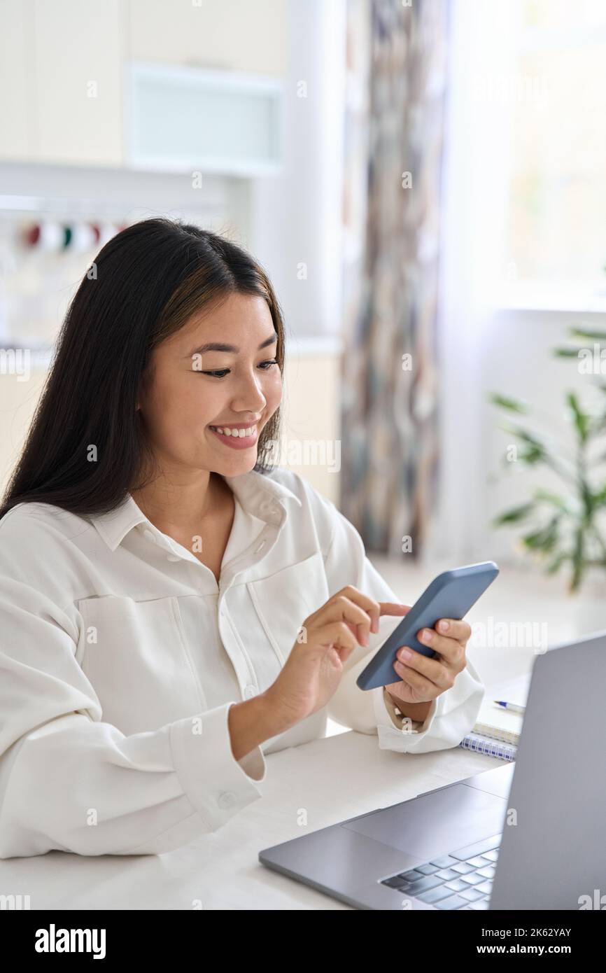 Junge asiatische Frau ruft Distanz Freund online mit Video-Chat mobile App Stockfoto