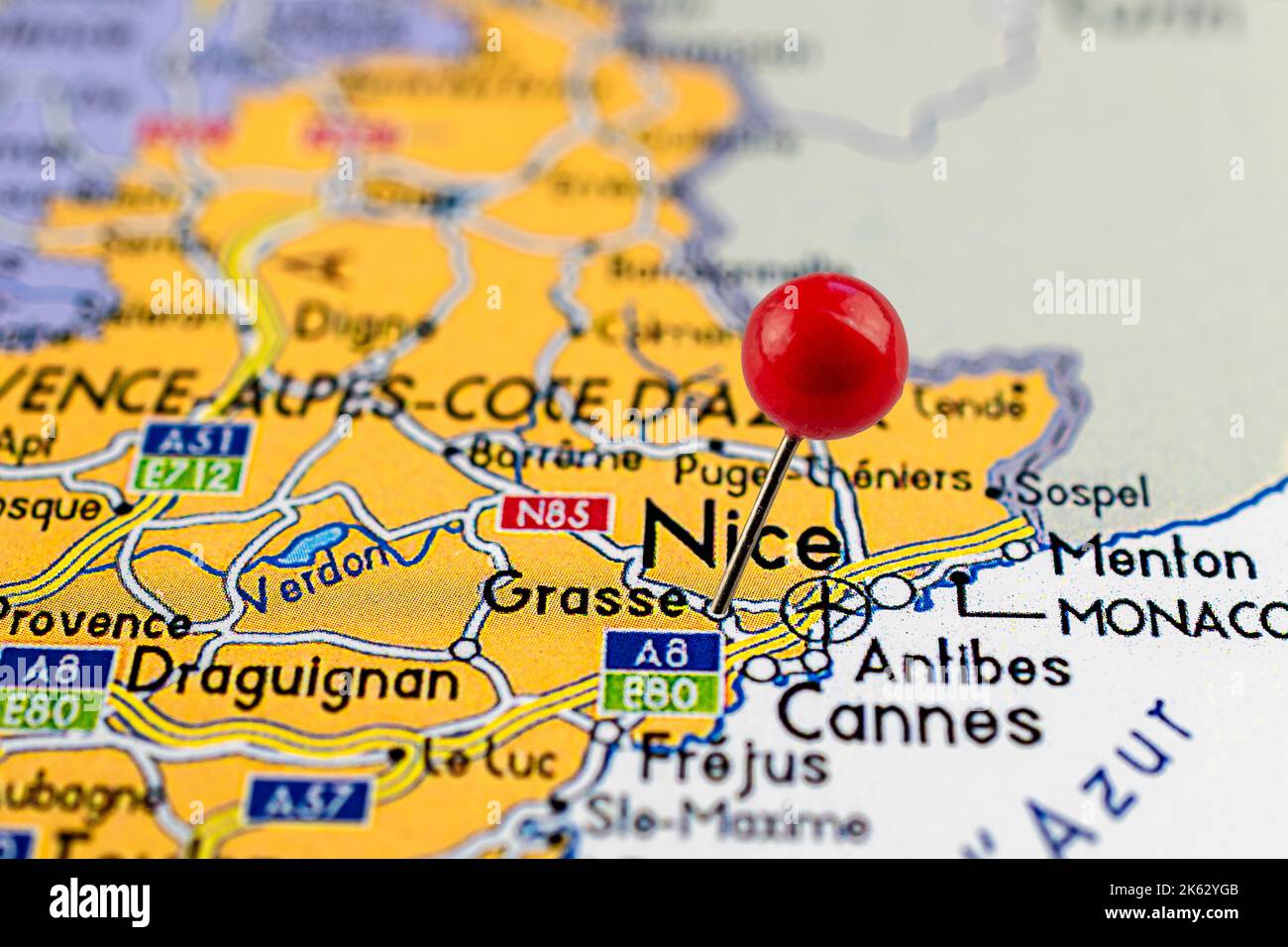 Grasse-Karte. Nahaufnahme der Grasse-Karte mit roter Nadel. Karte mit