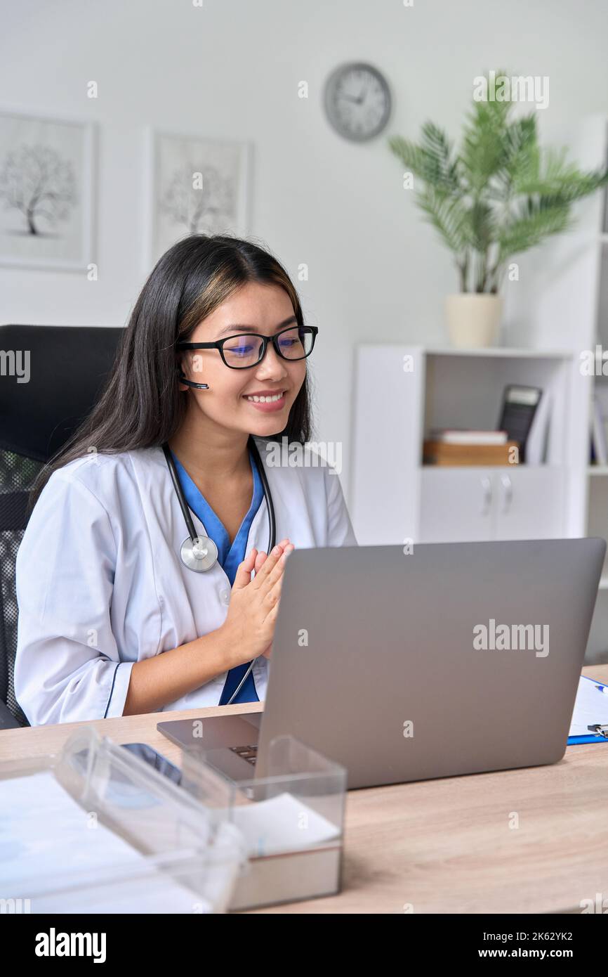 Glücklich junge asiatische Frau Arzt mit Online-Videokonferenz mit Patienten Stockfoto