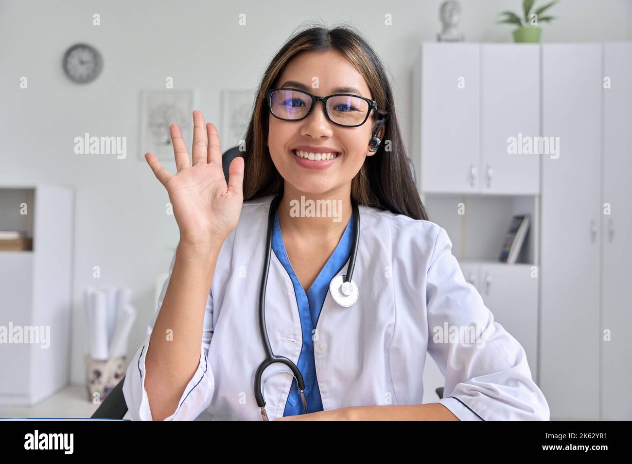 Asiatischer Arzt im Gespräch mit Web-Cam-Beratung über virtuelle telemedizinische Beratung Stockfoto