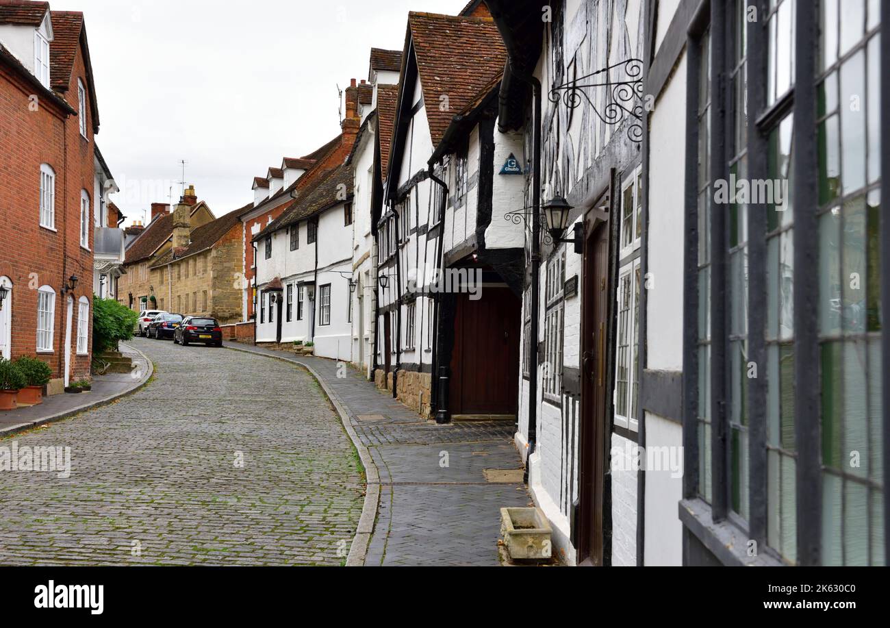 Historisches Tudor-Fachwerk an der Mill St im mittelalterlichen Warwick, West Midlands, Großbritannien Stockfoto