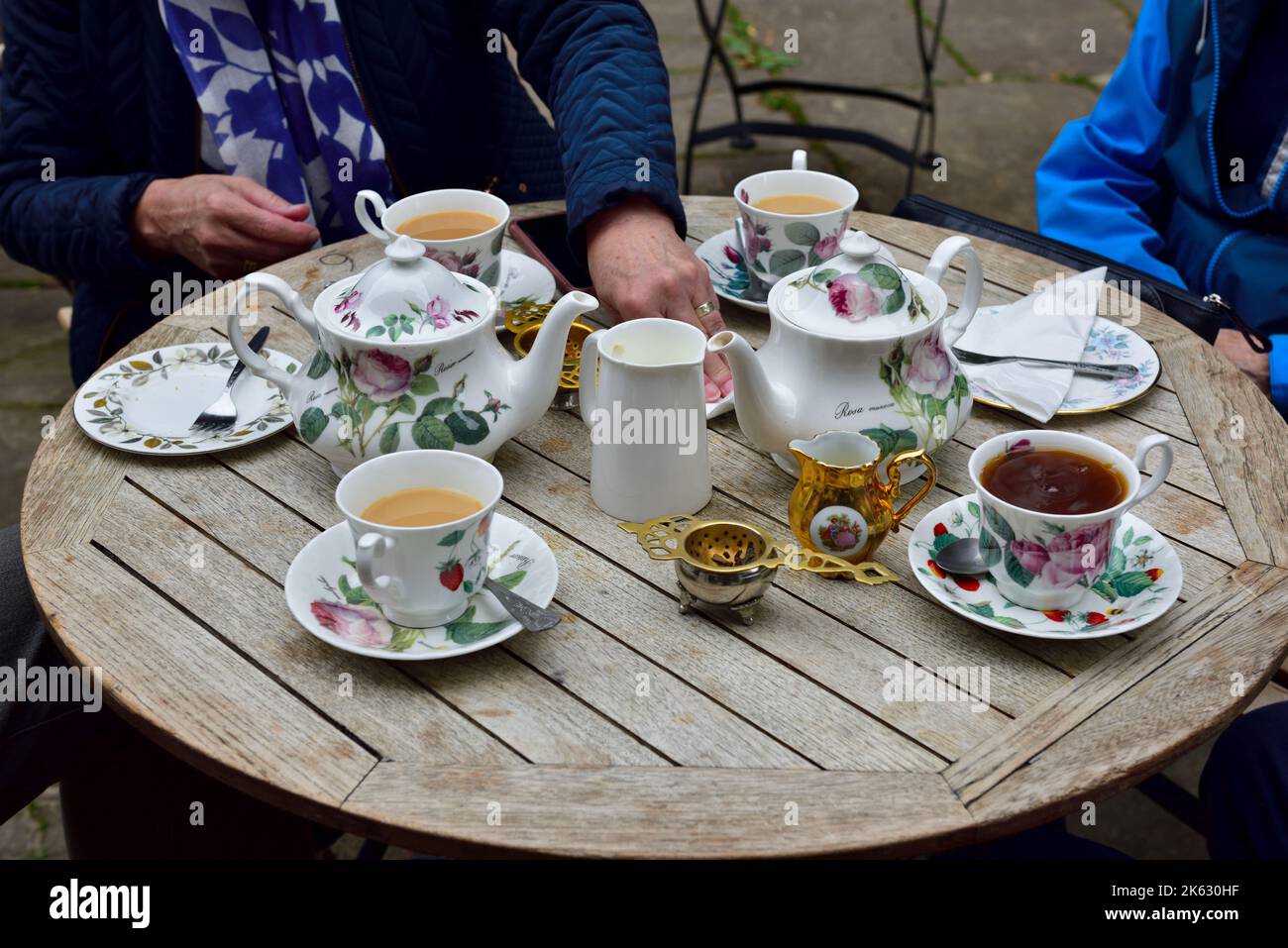 Der traditionelle Teeservice wird auf einem Tisch im Freien in der historischen mittelalterlichen Stadt Warwick, Großbritannien, serviert Stockfoto