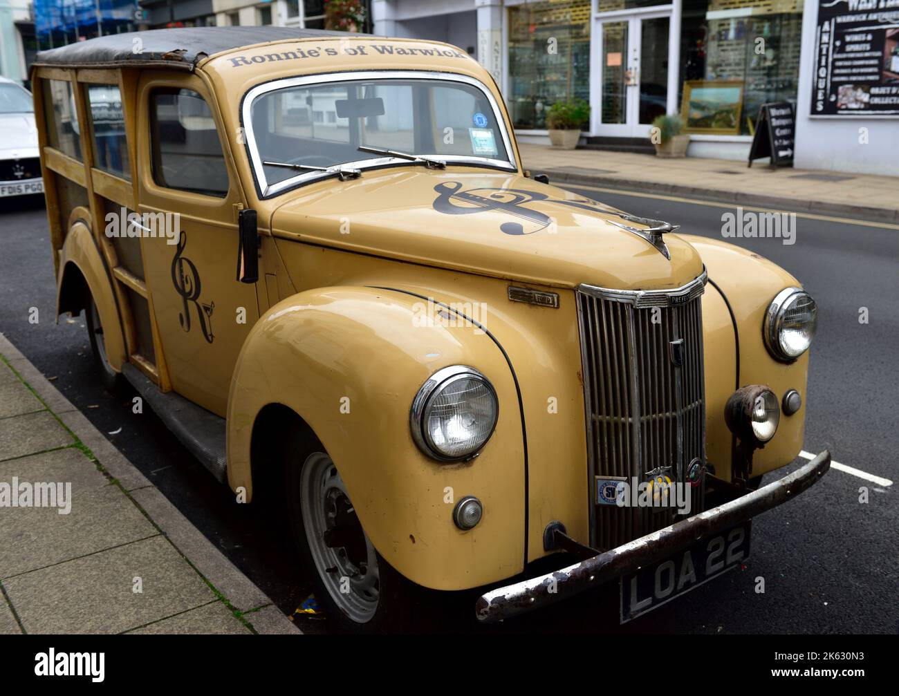 Der klassische Ford Popular wurde als Werbeträger für Ronnie's aus Warwick, Großbritannien, verwendet Stockfoto