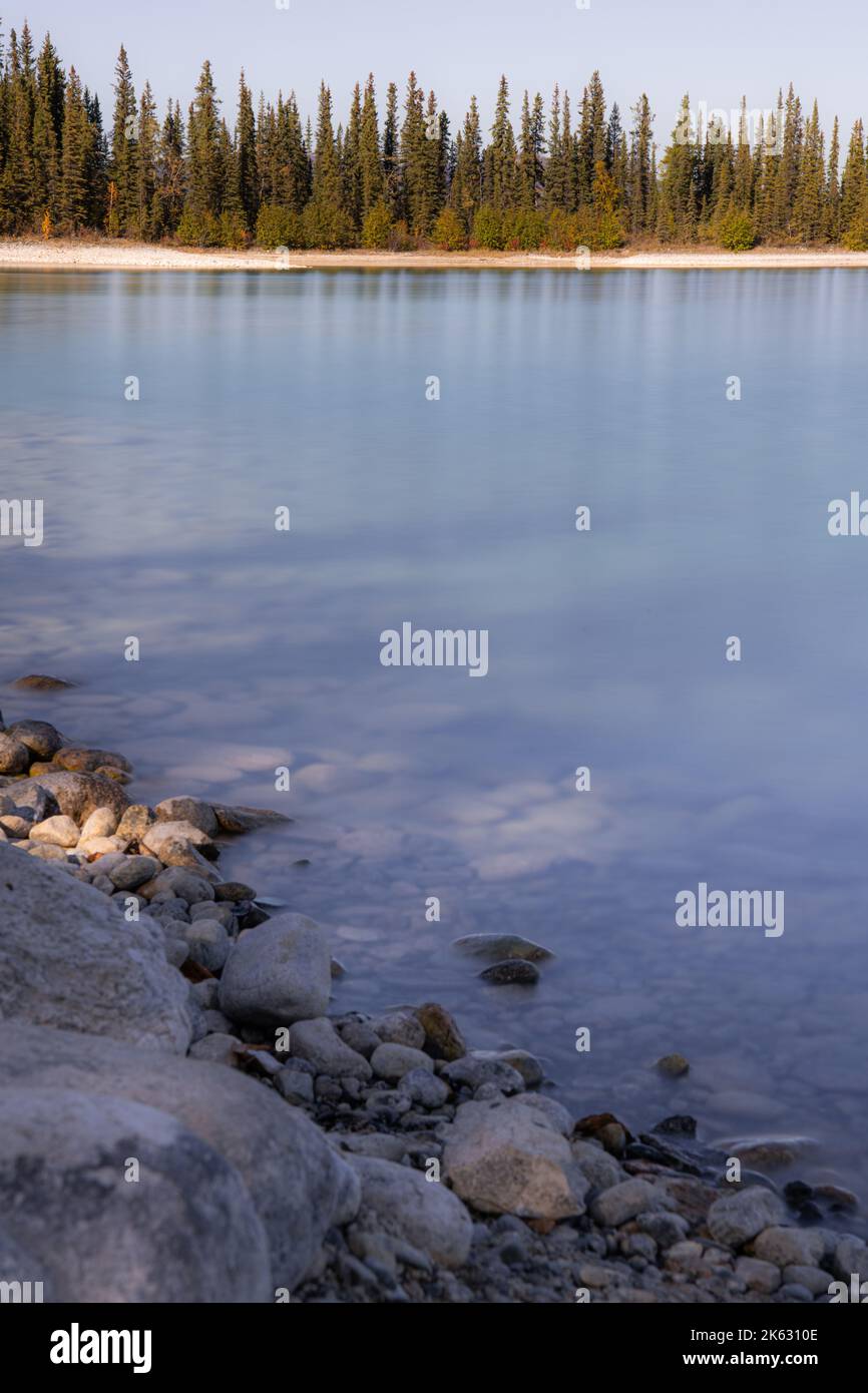 Boya Lake Klares, Ruhiges Wasser Stockfoto