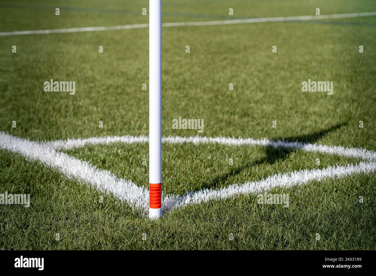 Nahaufnahme von weißen Linien auf einem grünen Fußballfeld. Stockfoto