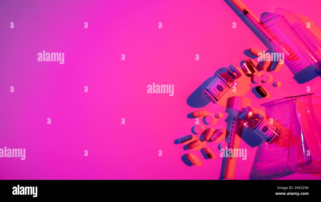 Covid-19 Medikation Neon Banner Impfstoffdosis Pillen Stockfoto