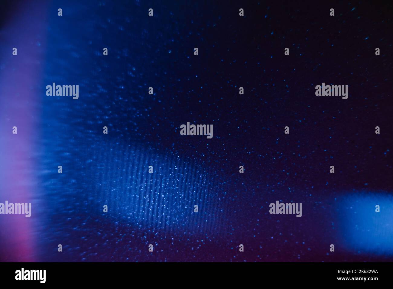 Überlagerung von Streulicht verwischt Glitzer blau schwarz Stockfoto