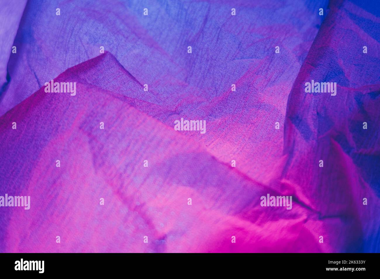 Knittertes Papier Textur ultravioletter Hintergrund rosa Stockfoto