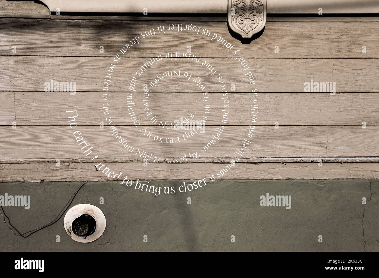 „The Earth turned to bring US closer“ von Eugenio Montejo, einem venezolanischen Dichter, an einer Mauer in Pittsburgh, dem Viertel Mexican war Streets Stockfoto