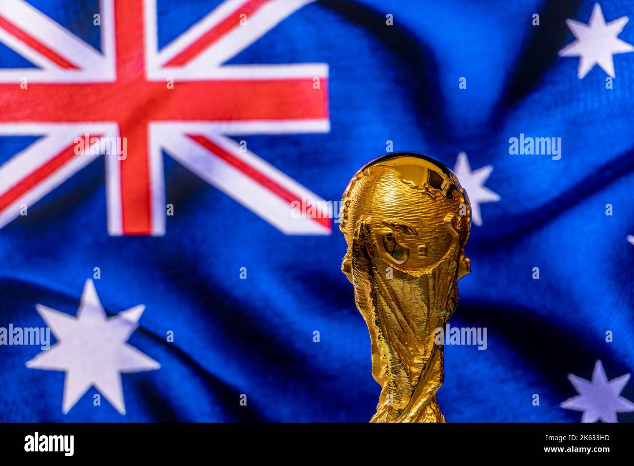 Trophäe der FIFA Fußball-Weltmeisterschaft vor dem Hintergrund der australischen Flagge. Stockfoto