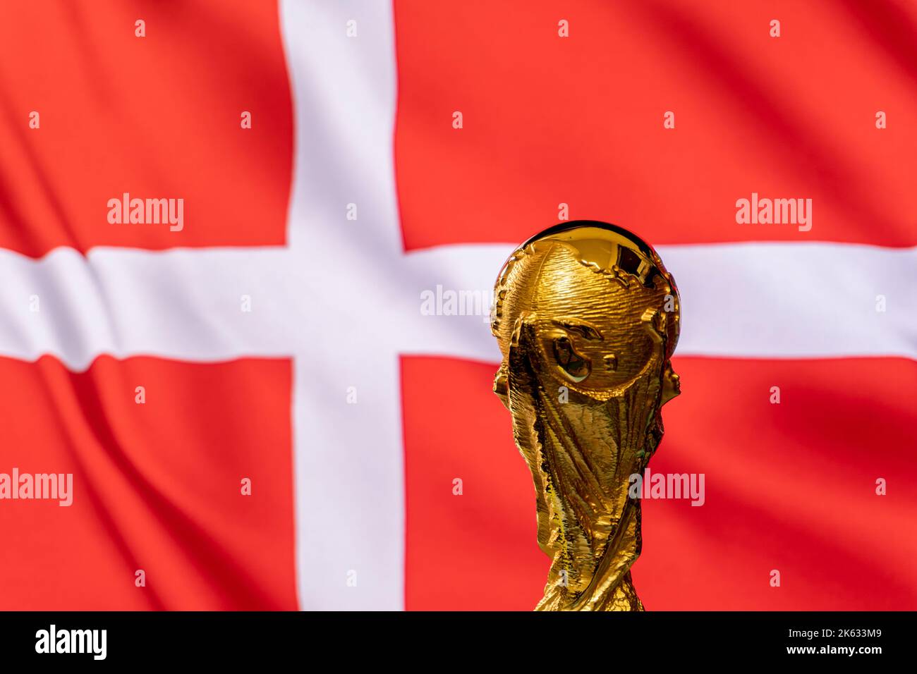 FIFA Fußball-WM-Trophäe vor dem Hintergrund der dänischen Flagge. Stockfoto