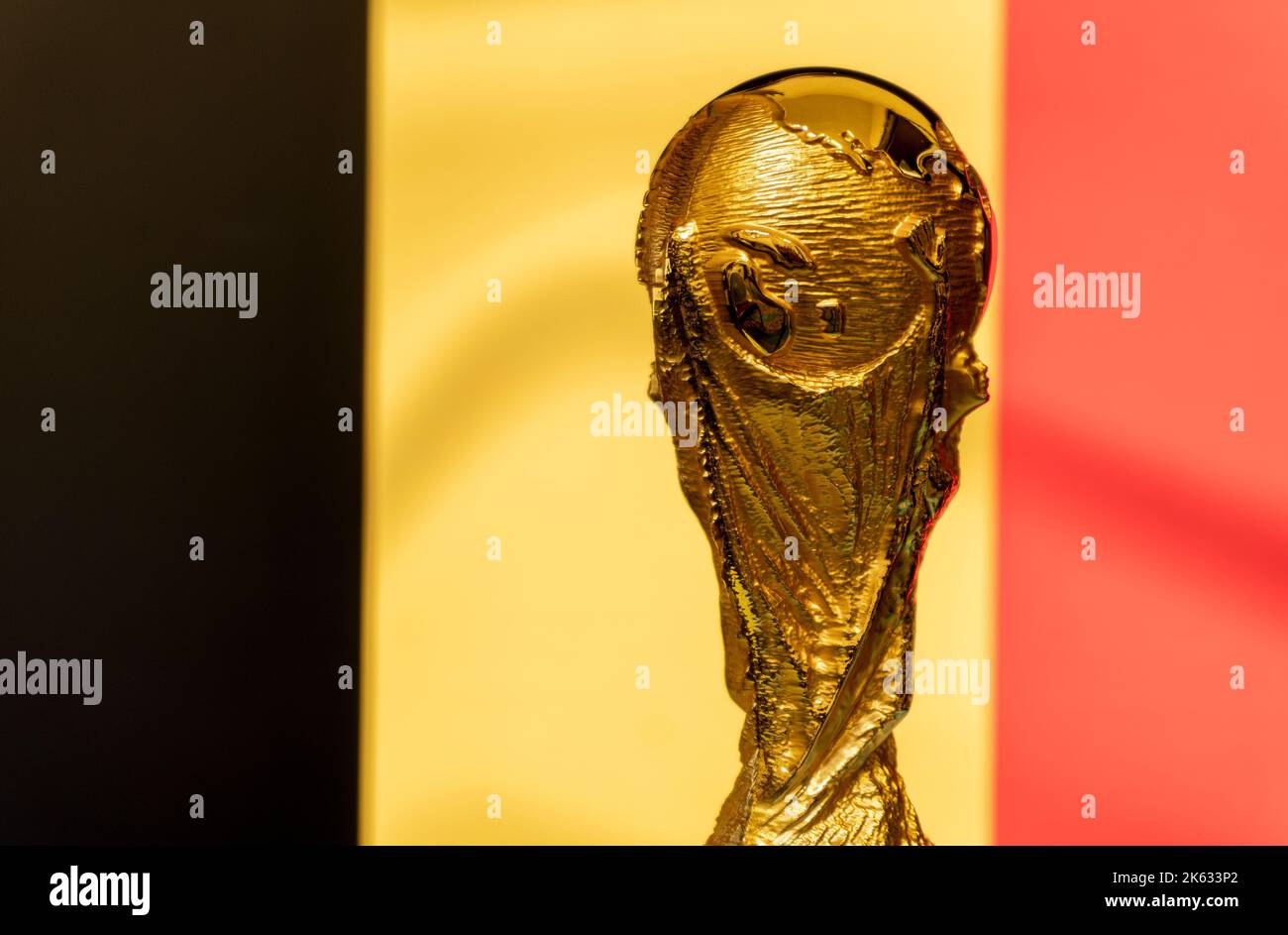 FIFA-WM-Trophäe vor dem Hintergrund der belgischen Flagge. Stockfoto