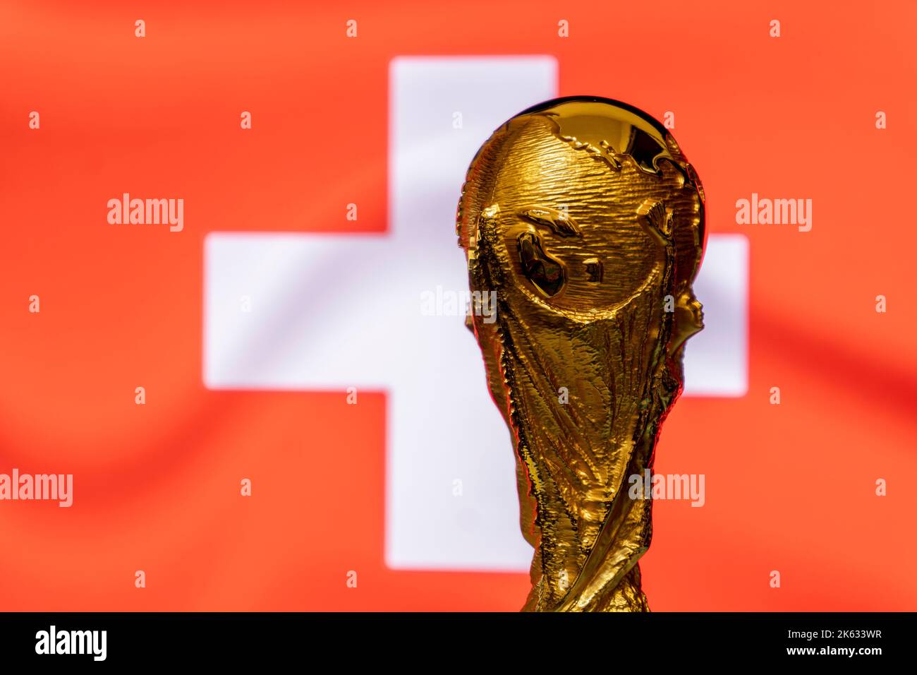 FIFA Fußball-WM-Trophäe vor dem Hintergrund der Schweizer Flagge. Stockfoto