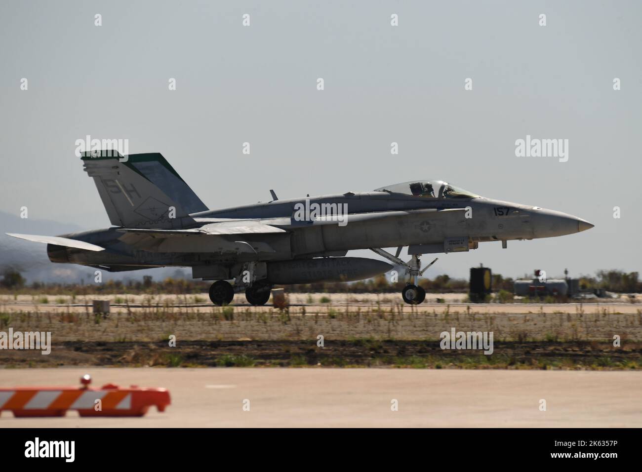 USMC F/A-18C beim Start von MCAS Miramar in San Diego, Kalifornien Stockfoto