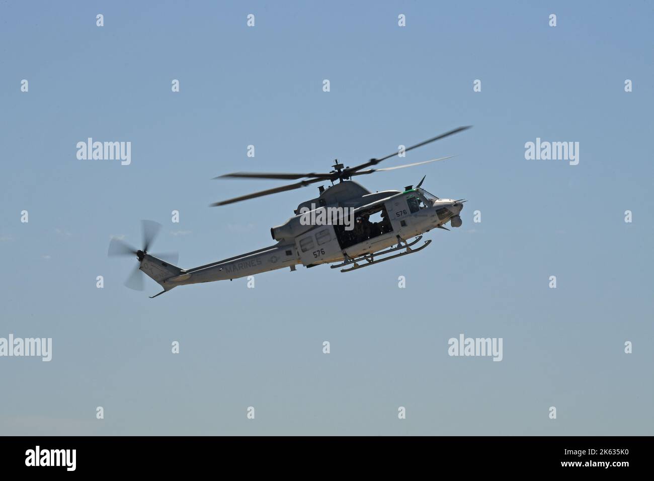 USMC UH-1Y Venom Helikopter über dem Himmel über MCAS Miramar in San Diego, Kalifornien Stockfoto