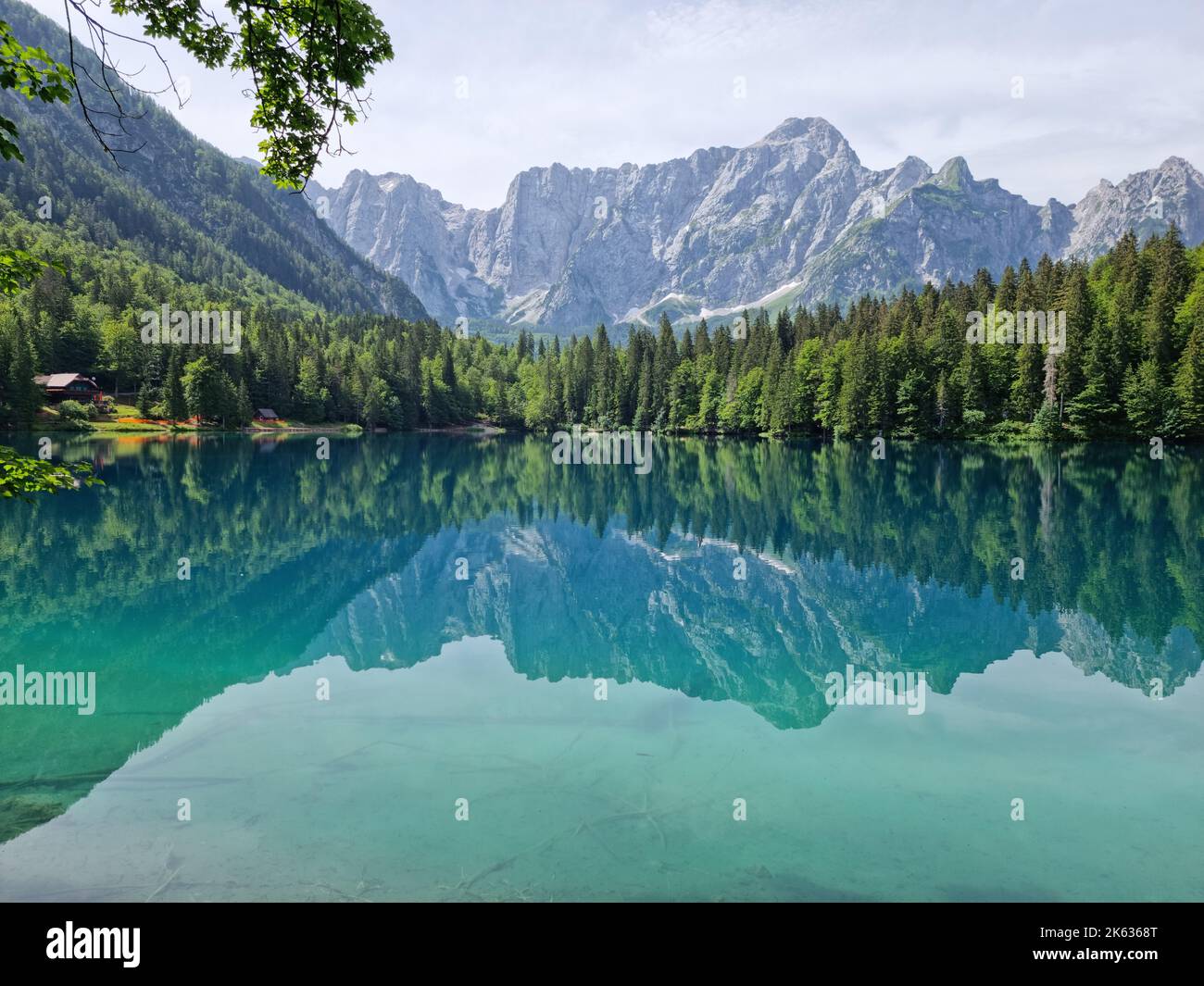 Ein himmlischer Blick auf die Laghi di Fusine (Fusine Seen) in den ...