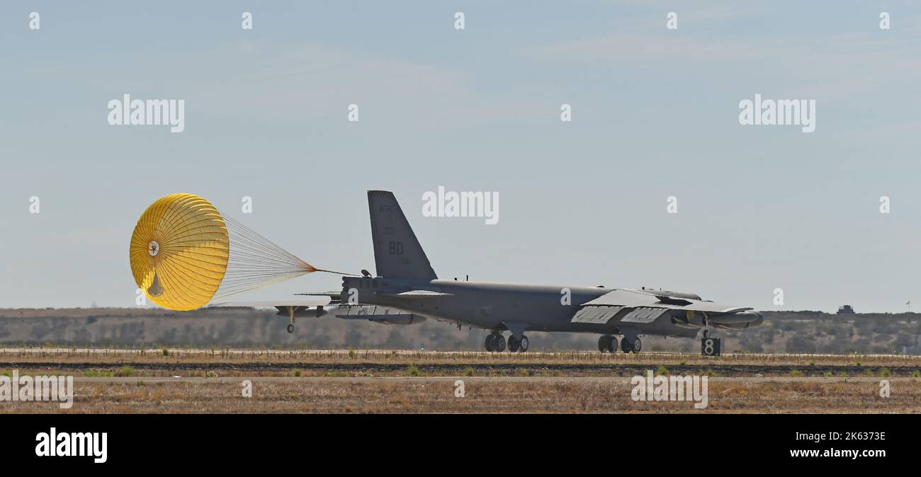 Boeing B-52 Stratofortress landet bei MCAS Miramar Stockfoto