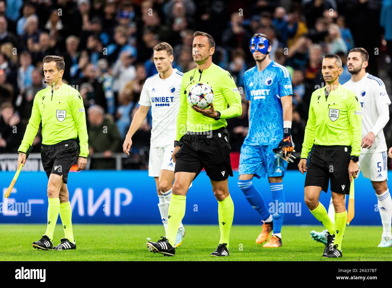 Kopenhagen, Dänemark. 11. Oktober 2022. Schiedsrichter Artur Dias beim UEFA Champions League-Spiel zwischen dem FC Kopenhagen und Manchester City im Park in Kopenhagen. (Foto: Gonzales Photo/Alamy Live News Stockfoto