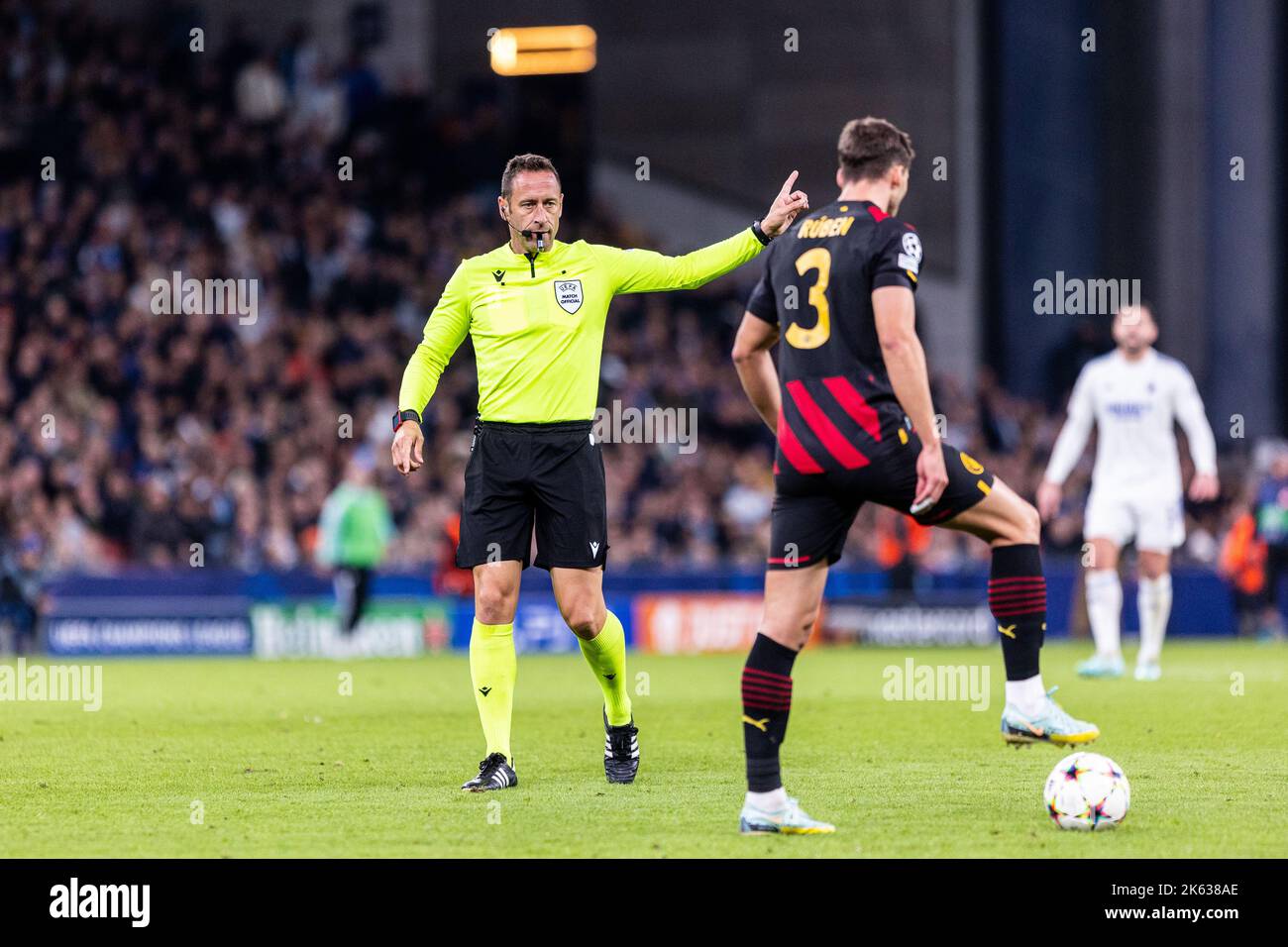 Kopenhagen, Dänemark. 11. Oktober 2022. Schiedsrichter Artur Dias beim UEFA Champions League-Spiel zwischen dem FC Kopenhagen und Manchester City im Park in Kopenhagen. (Foto: Gonzales Photo/Alamy Live News Stockfoto