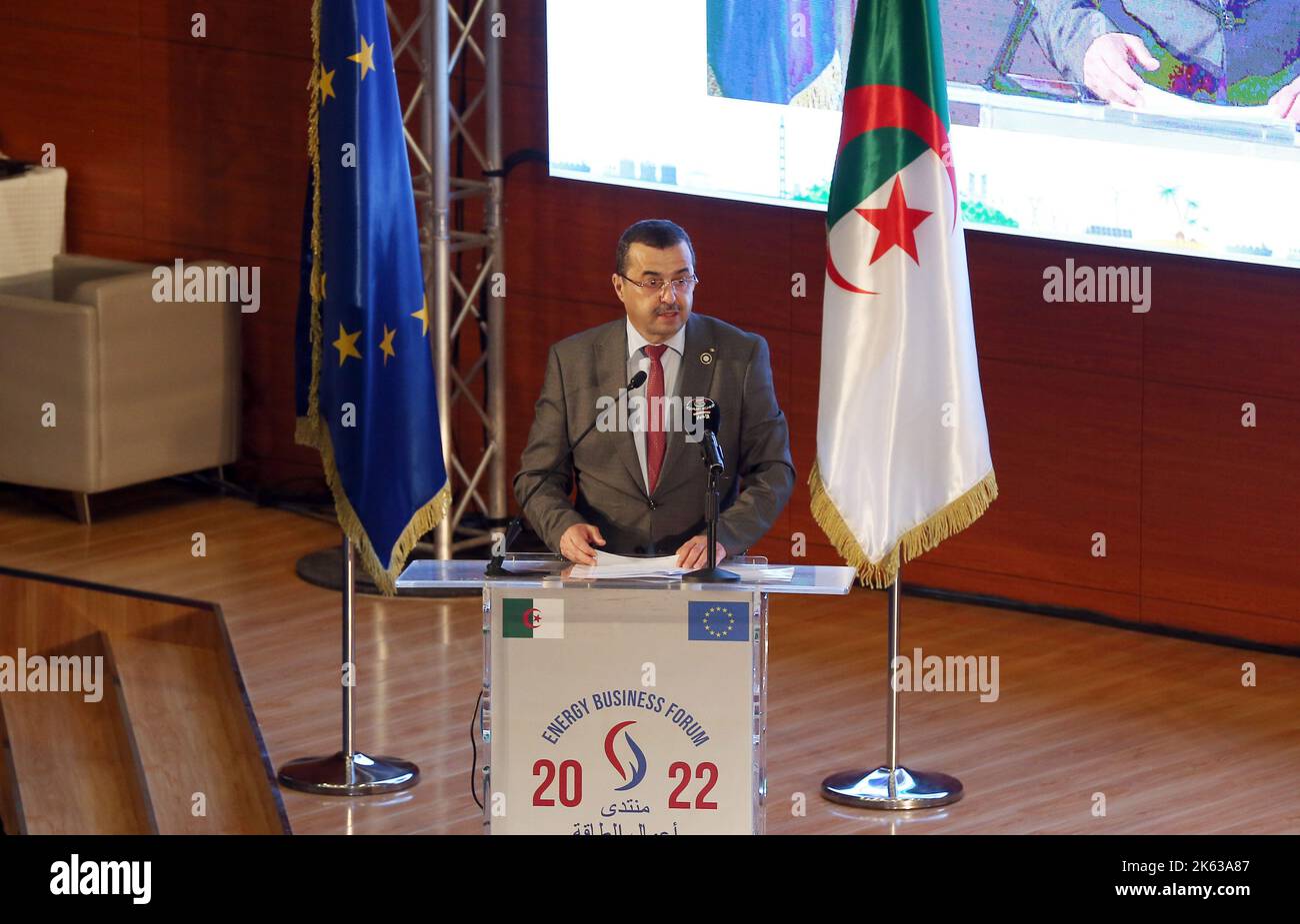 Algier. 11. Oktober 2022. Der algerische Minister für Energie und Bergbau, Mohamed Arkab, nimmt am 11. Oktober 2022 am Algerien-EU Energy Business Forum in Algier, Algerien, Teil. Das Energiewirtschaftsforum Algerien-EU startete am Dienstag in Algier, um mehr Möglichkeiten für die Energiezusammenarbeit zwischen den beiden Seiten zu bieten. Quelle: Xinhua/Alamy Live News Stockfoto