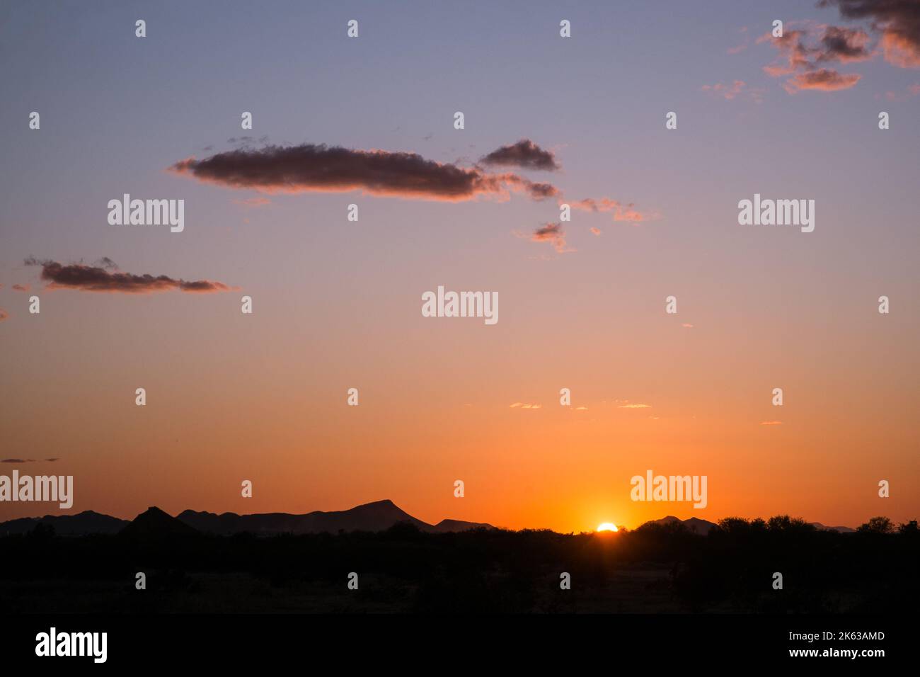 Red Rock, Arizona, Sonnenuntergang, Berggipfel in der Sonora-Wüste, Abendhimmel, Leerzeichen für Text Stockfoto